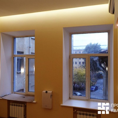 Ремонт квартиры на Жуковского. Хорошо видна закарнизная подсветка над окнами. Батареи спрятаны в ниши