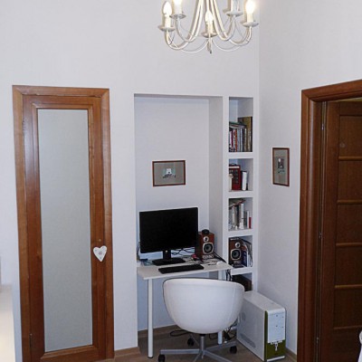 Ремонт квартиры на Жуковского. Слева дверь в гардеробную, справа - в гостиную