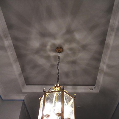 Прихожая. Потолок из ГКЛ с закарнизной подсветкой, декорирован гипсовой лепниной