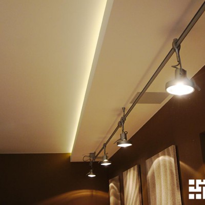 Гостиная. Декоративная плита из ГКЛ с закарнизным светом и передвижными светильниками на штанге (над диваном)